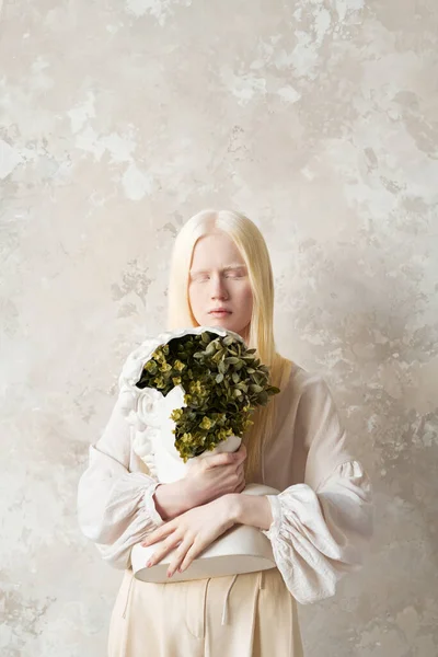 Młody Spokojny Albinos Kobieta Biały Strój Gospodarstwa Plastikowe Biust Zielonych — Zdjęcie stockowe