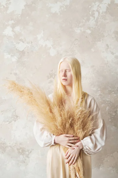 Mujer Albina Joven Con Ramo Flores Secas Esponjosas Las Manos — Foto de Stock