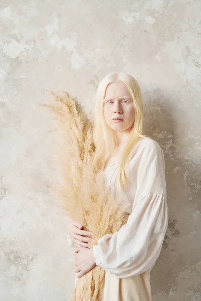 Mladý Klidný Albín Žena Bílé Blůze Držení Svazek Sušených Květin — Stock fotografie