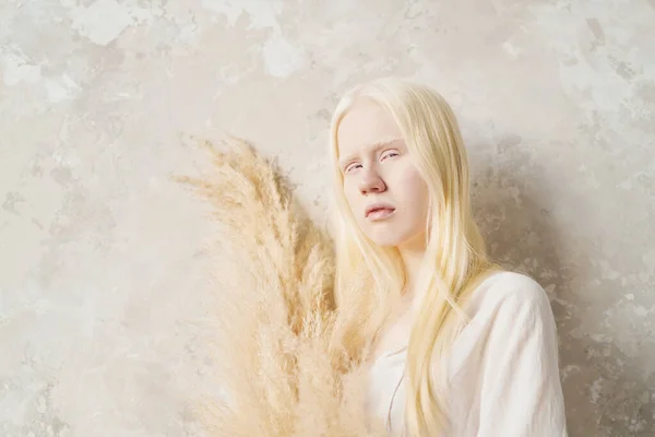 Retrato Beleza Natural Menina Pacífica Albino Segurando Buquê Flores Secas — Fotografia de Stock