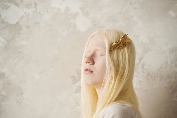 Młoda Piękna Albinos Kobieta Złotą Spinką Włosów Długich Blond Włosach — Zdjęcie stockowe