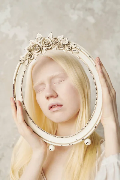 Mujer Albina Joven Manteniendo Los Ojos Cerrados Mientras Sostiene Marco — Foto de Stock