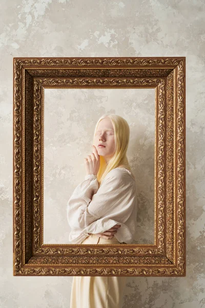 Jeugdige Albino Meisje Witte Kledij Houden Ogen Gesloten Terwijl Staande — Stockfoto