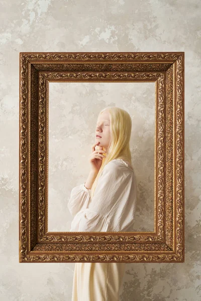 Jovem Mulher Albino Pensativo Branco Roupas Casuais Atrás Quadro Imagem — Fotografia de Stock
