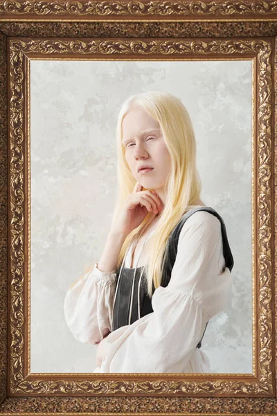 Duży Obraz Ramki Pogodny Albinos Dziewczyna Pozowanie Przed Aparatem Przed — Zdjęcie stockowe