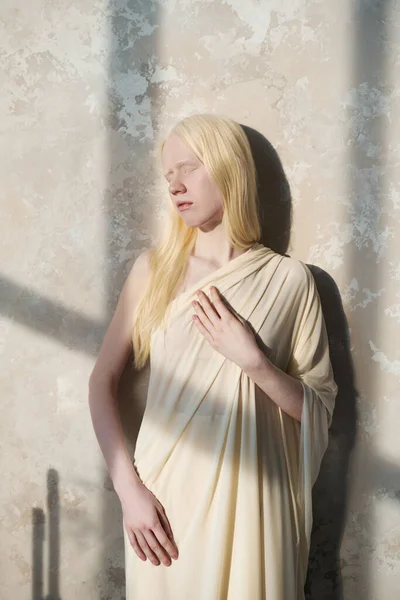 Serene Albino Flicka Vit Klädsel Står Vid Väggen Och Njuter — Stockfoto