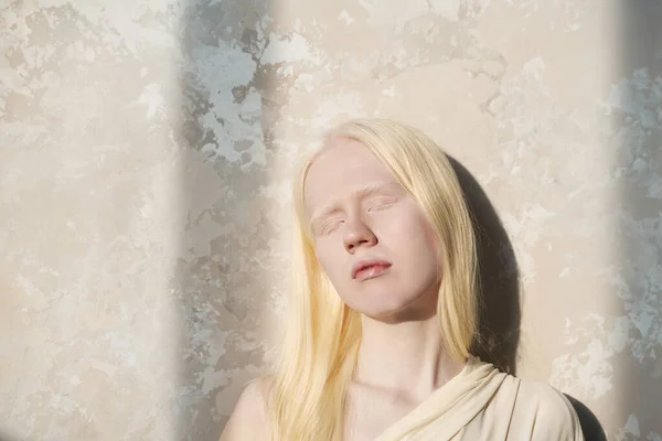 Junge Ruhige Albino Frau Weißer Kleidung Hält Die Augen Geschlossen — Stockfoto
