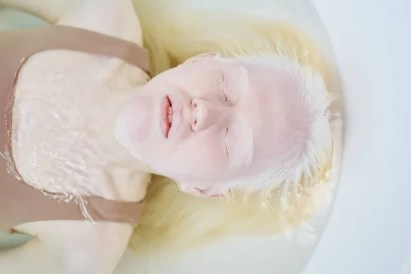Shot Young Natural Albino Woman Wearing Beige Tanktop Lying Bathtub — Stock Photo, Image