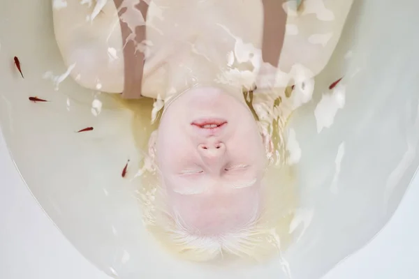 Над Углом Молодой Мирной Женщины Альбиноса Закрытыми Глазами Лежащей Ванне — стоковое фото