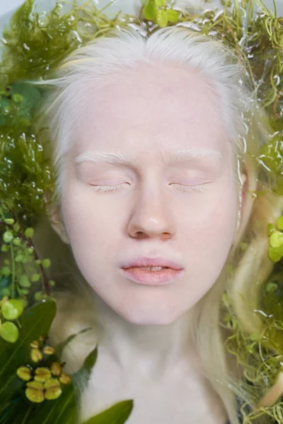 Acima Vista Menina Serena Albino Com Olhos Fechados Tomar Banho — Fotografia de Stock