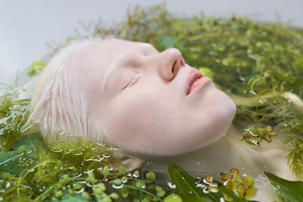Dinlenme Hijyen Prosedürü Sırasında Sıcak Yeşil Bitkilerle Banyoda Uzanan Albino — Stok fotoğraf
