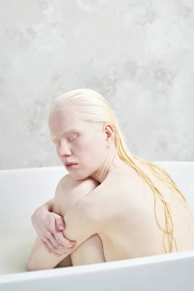 Barışçıl Albino Kız Islak Uzun Saçlı Beyaz Küvette Sıcak Suda — Stok fotoğraf