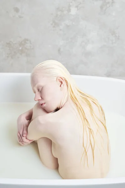 Młoda Pokojowa Albinos Kobieta Długimi Mokrymi Włosami Kąpieli Siedząc Wannie — Zdjęcie stockowe