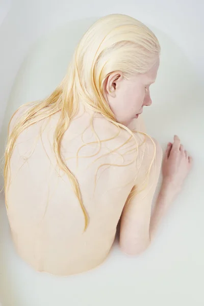 Parte Posterior Joven Mujer Albina Fresca Con Pelo Largo Rubio — Foto de Stock