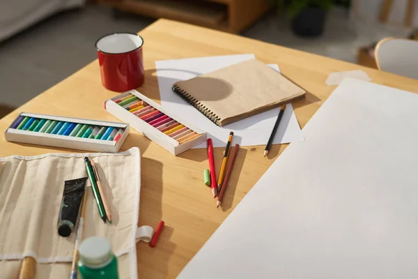 Küçük Bardak Çok Renkli Boya Kalemleri Boyalar Defter Çizimler Için — Stok fotoğraf