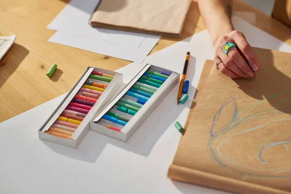 Крупный План Руки Молодой Творческой Художницы Рисующей Бумаге Блокноте Синим — стоковое фото