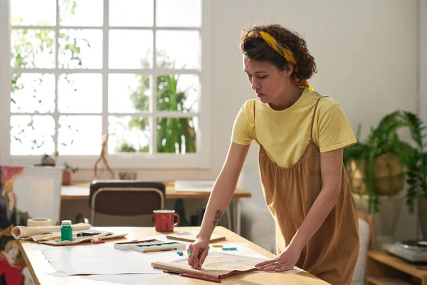 Νεαρή Εμπνευσμένη Χειροτέχνιδα Casualwear Στέκεται Δίπλα Στο Τραπέζι Υλικά Σχεδίασης — Φωτογραφία Αρχείου