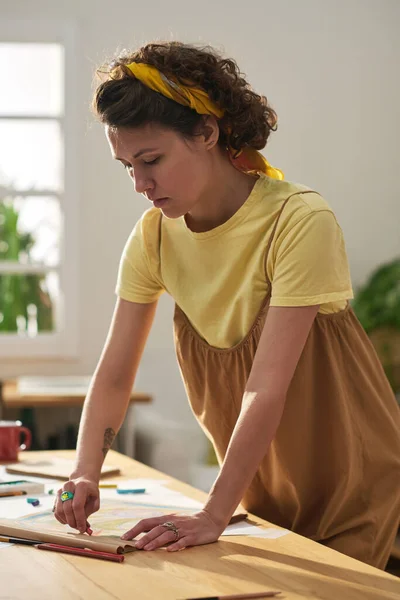 Vertikal Bild Ung Hantverkskvinna Gul Shirt Böja Över Arbetsplatsen Och — Stockfoto