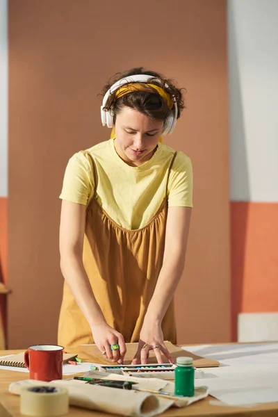 Junge Seriöse Kunsthandwerkerin Mit Kopfhörern Genießt Ihre Lieblingsmusik Und Kreiert — Stockfoto
