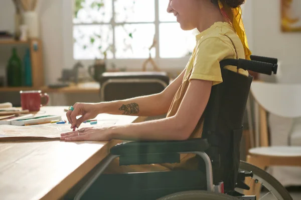 Stüdyoda Tekerlekli Sandalyede Oturan Defterine Pastel Boyayla Resim Çizen Engelli — Stok fotoğraf