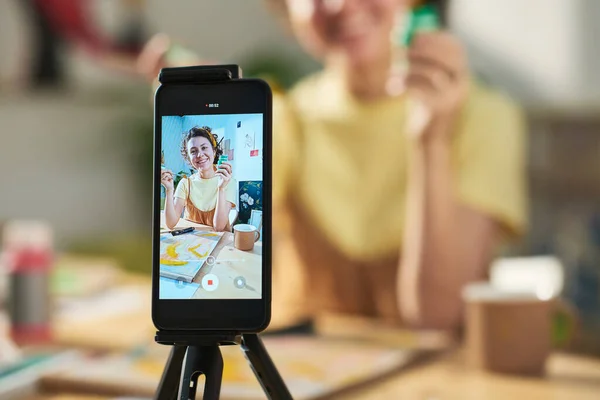 Focus Smartphone Scherm Met Vrolijke Jonge Vrouwelijke Kunstenaar Met Penseel — Stockfoto
