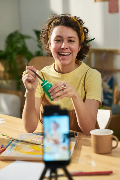 Ung Munter Kvinde Maleri Foran Smartphone Mens Sidder Ved Bordet - Stock-foto