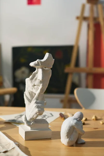 Две Маленькие Глиняные Гипсовые Фигурки Ручной Работы Деревянном Столе Мастерской — стоковое фото