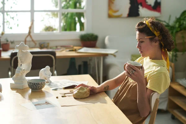 Yapımı Biblolar Kil Parçalarıyla Masa Başında Otururken Bir Fincan Çayla — Stok fotoğraf