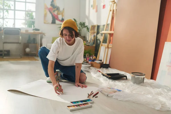 Menina Bonita Casualwear Sentado Chão Desenho Com Lápis Cor Enquanto — Fotografia de Stock