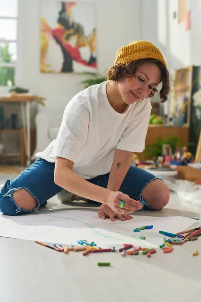 Chica Bastante Creativa Gorro Camiseta Jeans Creando Nuevas Obras Arte —  Fotos de Stock