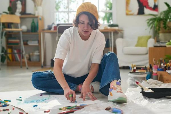 Junge Künstlerin Oder Designerin Mit Blauer Buntstiftzeichnung Auf Papier Während — Stockfoto