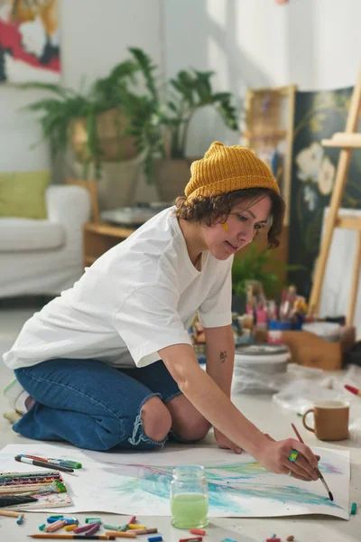 Mujer Creativa Joven Con Pincel Acuarelas Pintando Piso Del Estudio —  Fotos de Stock