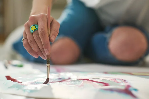 Selektiver Schwerpunkt Der Hand Einer Jungen Kreativen Kunsthandwerkerin Mit Pinsel — Stockfoto