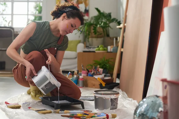 Junge Kreative Künstlerin Gießt Flüssige Farbe Plastiktablett Bevor Sie Heimischen — Stockfoto