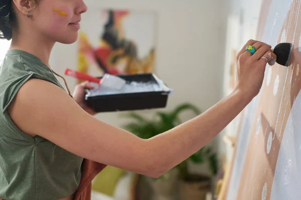 Gros Plan Une Jeune Femme Créative Qui Imprime Peinture Blanche — Photo