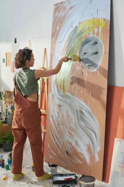 Jovem Artesã Casualwear Frente Painel Enquanto Pintura Tema Espaço Com — Fotografia de Stock