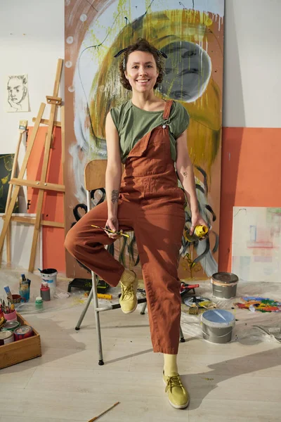 Jovem Artista Feminina Sorridente Pintor Macacão Sentado Centro Estúdio Casa — Fotografia de Stock
