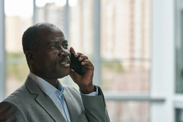 Side Syn Självsäker Mogen Afroamerikansk Mäklare Med Mobiltelefon Kommunicera Med — Stockfoto