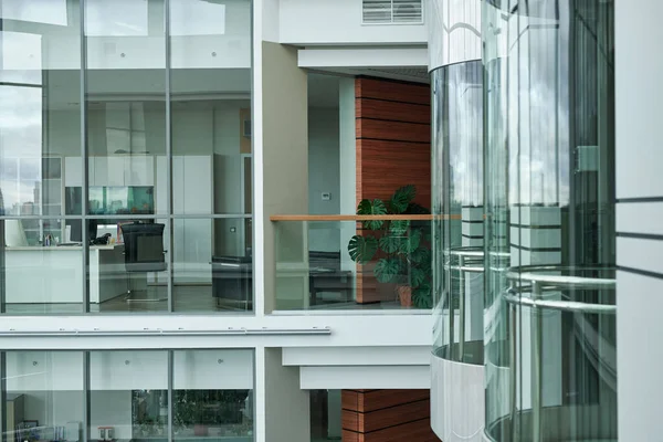 Grote Ramen Moderne Ruime Kantoor Met Werkplekken Van Witte Boord — Stockfoto