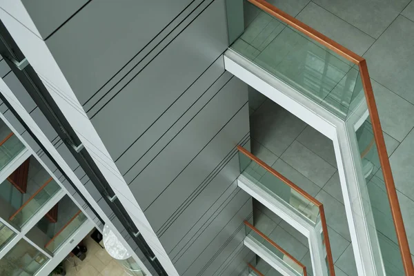 Vista Acima Parte Interior Edifício Moderno Com Grades Esgrima Vidro — Fotografia de Stock