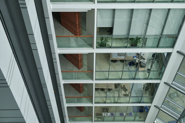 Çok Katlı Merkezinin Açısının Üstünde Geniş Pencereli Şirketlerin Çalışanları Için — Stok fotoğraf