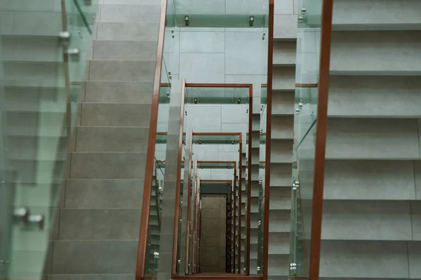 Pastel Bej Merdivenleri Cam Parmaklıkları Gri Fayanslı Zemini Olan Modern — Stok fotoğraf