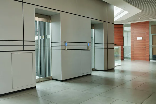 Пустой Коридор Высокотехнологичного Бизнес Центра Двумя Лифтами Серым Кафельным Полом — стоковое фото