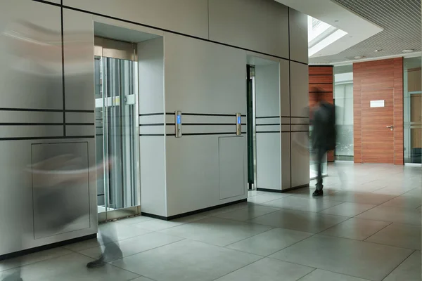 Modern Ofis Merkezinin Koridorunun Bir Parçası Işadamının Bulanık Siluetleri Şeffaf — Stok fotoğraf
