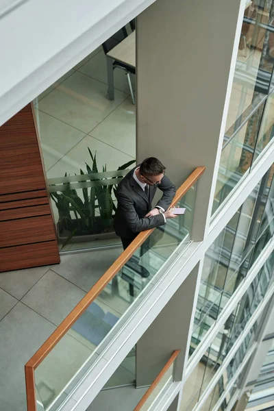 Νέοι Άνδρες Υπάλληλος Επιχειρηματίας Formalwear Στέκεται Δίπλα Κιγκλίδωμα Μεγάλο Σύγχρονο — Φωτογραφία Αρχείου