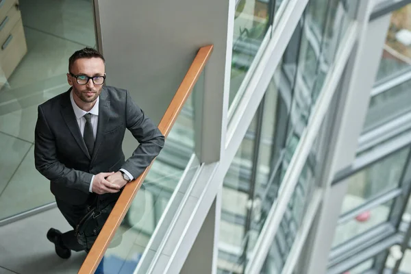 Jonge Zelfverzekerde Chief Executive Officer Formele Kleding Stand Transparante Reling — Stockfoto