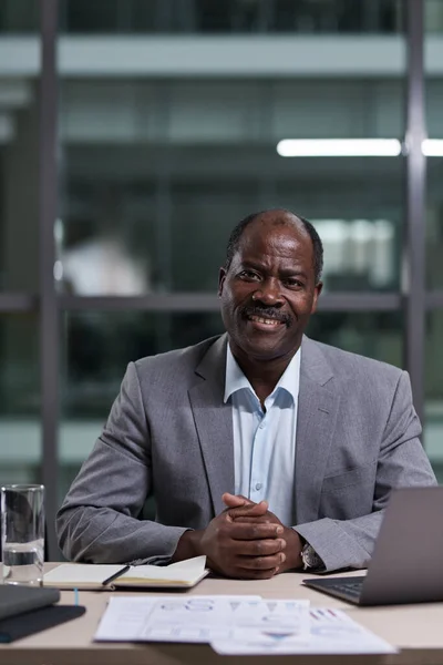 Sikeres Érett Afro Amerikai Férfi Igazgatója Üzleti Cég Nézi Kamerát — Stock Fotó