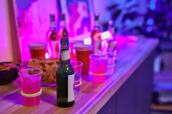 週末や夜にホームパーティーのゲストのために用意されたスナックで提供される小さなビュッフェテーブルのボトルやカップでドリンクのグループ — ストック写真