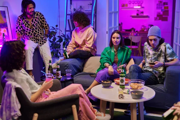 Grupo Jovens Amigos Casualwear Tendo Bebidas Enquanto Relaxa Sala Estar — Fotografia de Stock