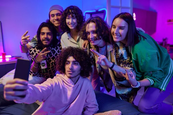 Grupp Ungdomar Glada Vänner Casualwear Tar Selfie När Står Framför — Stockfoto
